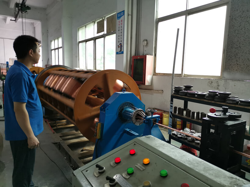 建圳達電線電纜有限公司生產(chǎn)車間中的自動絞線機